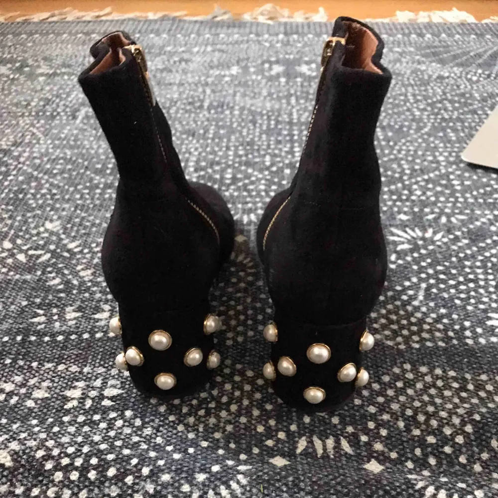 Suede ankle boots with pearly heels. Have been worn just a handful of times. In good condition. . Skor.