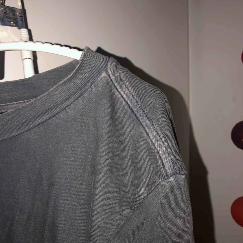 Cool ”sliten” tröja från zara, använd 1 gång💓. T-shirts.
