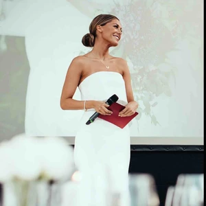 Balklänning - Säljer nu denna vackra balklänning i färgen elfenbens vit som tyvärr aldrig kom till användning. Från ASOS men är helt slutsåld. Aldrig använd (har etiketterna kvar). Kom med prisförslag (som sagt, aldrig använd)!