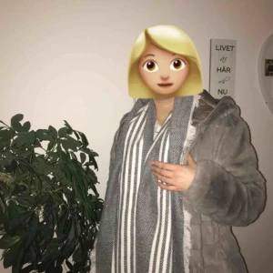  - Stor och varm halsduk med ”fjädrar” på sidorna, jättefin men inte min stil längre, använd cirka 3 gånger