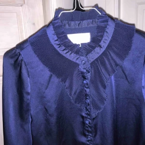  - Fin mörkblå blus, kan även användas som S. Kan skicka fler bilder vid förfrågan. Köparen står för frakt😊