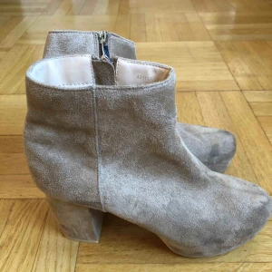  - Knappt använda klackskor. Ser mörka ut vid tån på bilden, men knappt synligt i verkliga synen. Sparsamt använda och mestadels samlat damm i garderoben. 