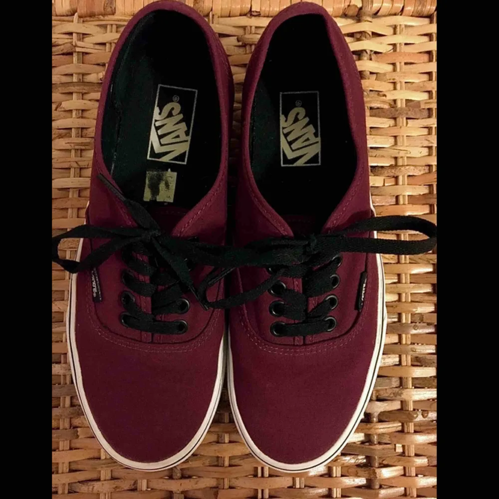 Vans authentic  vinröda i FINT SKICK! Strl 39 (US 7). Skor.