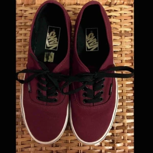  - Vans authentic  vinröda i FINT SKICK! Strl 39 (US 7)