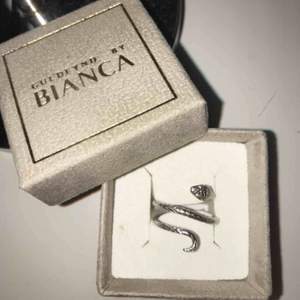 Superfin ring från guldfynd (Bianca ingrossos kollektion) nästan som ny då den är använd ett fåtal gånger. Kommer ej ihåg storleken men det är den vanligaste. Köparen står för frakten. Priset kan diskuteras.