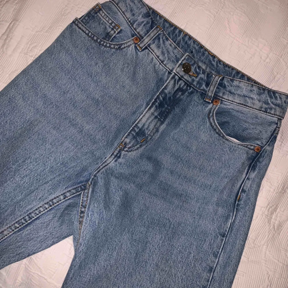 Ljusblå momjeans, jättesnygga men tyvärr för små för mig (frakt tillkommer, 65 kr)💕. Jeans & Byxor.