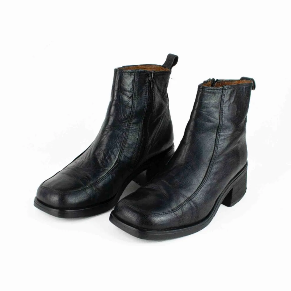 Vintage 90s 00s Y2K Bronx leather block heel square toe ankle boots in black Label: 40, feels smaller though, like 38.5. Judged by a person with size 38 Free shipping! Read the full description at our website majorunit.com No returns. Skor.