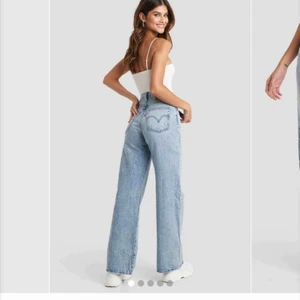  - Skitsnygga Ribcage Wide leg jeans från Levis, W24 L32. Tyvärr alldeles för tajta för mig i midjan men längden är prefekt ( är 173cm ). Väldigt tråkigt att behöva sälja dom då det är super fina jeans🥺 Nypris- runt 1000kr, så gott som i nyskick💞