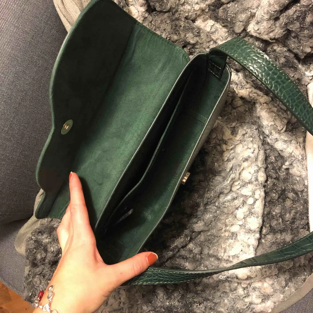 Skitsnygg mörkgrön väska från Nakd. Rymlig, lätt att stänga och reglerbart band. . Väskor.