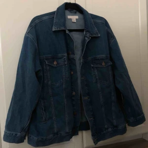  - Jeansjacka cond: 9/10 :-) Frakt ligger på 80kr.