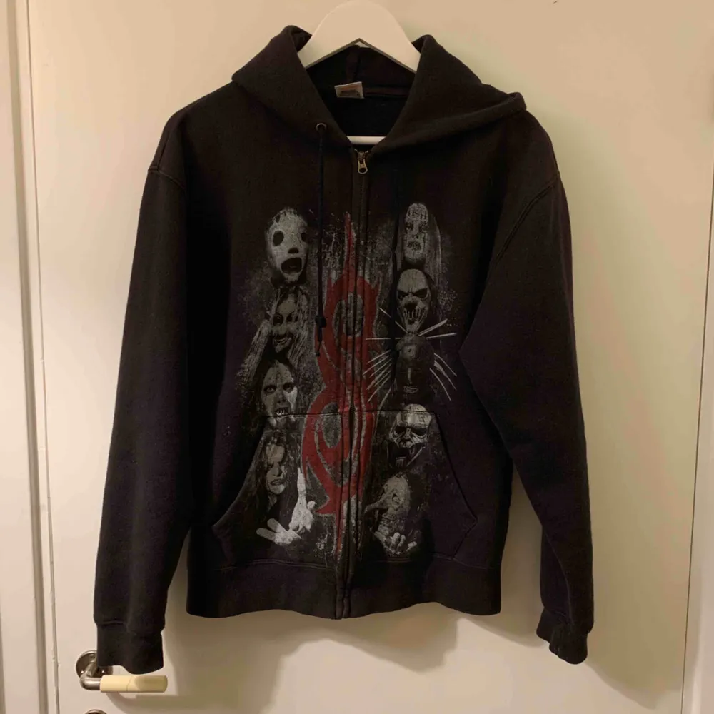 slipknot hoodie köpt på secondhand, mycket bra skick. Hoodies.