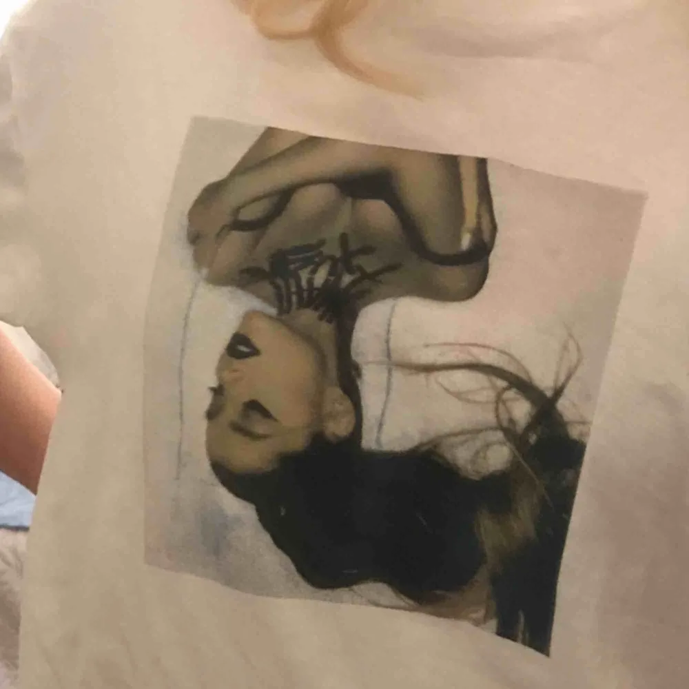 Vit t-shirt med Ariana Grande tryck fram och text bak🤙🏽använd 1 gång💜frakt 65kr. T-shirts.