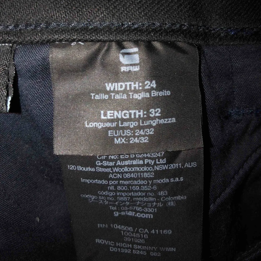 Ett par tajta mörkblåa Cargo byxor från G-star, köpta för ett år sedan och använt bara 4 gånger. De är i bra skick!. Jeans & Byxor.