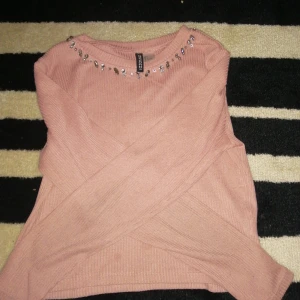  - Gammaldax råsa tröja i storlek M. Använt 1 gång. Annars har den bara legat i garderoben. Längst halsen är den prydd med diamanter av olika slag. 