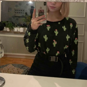  - Sweater från H&M. Den är väl använd och den svarta färgen har blivit lite grå. Köparen står för frakten men kan mötas upp i Karlskoga/Örebro 