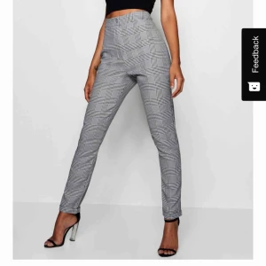  - Rutiga byxor från Boohoo (tall). Tyvärr för stora i midjan på mig och måste därav sälja vidare. Jag är 174cm. Tror man minst måste va 170cm om man vill att dom ska sitta hela vägen ner. Helt oanvända också. Säljer för 150kr inklusive frakt 🤠