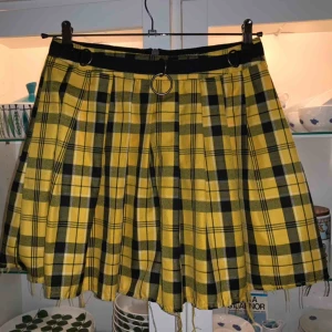  - Rutig Kjol från Dolls Kill’s märke Current Mood. 