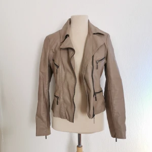  - Beige jacka i fuskskinn. Märke: Kappahl. Storlek 36/38. Skick: sparsamt använd, fint skick. Pris: 150 kronor eller bud. Frakt: Betalas av köparen. 