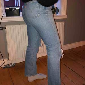 Jeans från levis använda ett fåtal gånger. Fint skick. Av modellen 501. Nypris: 1 249:-. Priset är inklusive frakt. 