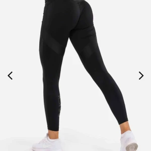  - Säljer dessa oanvända träningstightsen från icaniwill i strl M passar även en S. Köpta för 749 kr men säljes för 300 + frakten🥰🥰