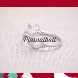  - EN Nätt SÖT RING EN RÄV MED SLINGRIG SVANS. Färg:silver,yta:blank. storlek: 17MM och reglerbar. BJUDER PÅ PORTPT & EN GlITTRIG ETUIET, SE BILDERNA 