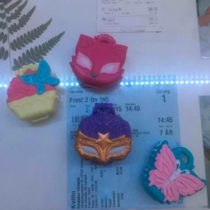  - Priset är 30-100 spänn perfekt för dig som har barm eller bara till dig eller en kompis  alla för 100 inkl frakt och den med påfågeln för 30 resten 50 de är jätte gulliga och köpte en av dom för 70kr:)