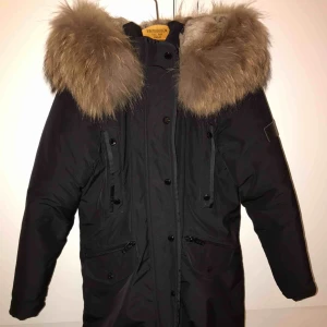  - En ny modell i märket Rock and Blue.Storlek S Jackan är köpt från förra året och är använd 2 gånger.Ser helt ny och fräsch ut inga skador på jackan.Den har inbyggd päls i luvan och luktar även helt ny. Orginalpris:7000