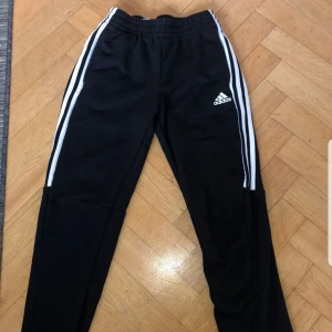  - Säljer 2 par adidas byxor och båda är alldeles för korta för mig (170cm),dom passar för ni som är mellan 160-165 cm långa☺️ Köparen står för frakt Ett par 100 kr styck! 