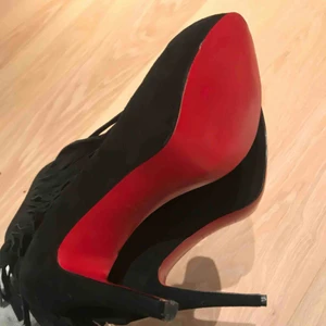  - Nypris 23 000kr, helt nya, ändats använda inomhus en kväll. äkta Christian Louboutin skor. Ankel Boots Fringe 