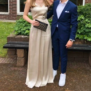  - Säljer min balklänning som tyvärr inte kommer till användning längre 😢💜💜Använd en gång men är som ny! Är cirka 170 cm. Inte genomskinlig! 