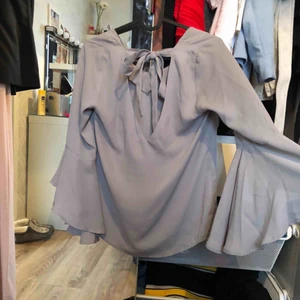 Ljusblå blus från NAKD - Ljusblå blus med band vid ryggen. Från NAKD. Är i storlek XS men känns mer som en S, frakt tillkommer!  Knappt använd. 