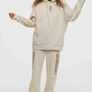  - Billie eilish set från h&m. Frakt betalas av köparen BYXOR SÅLDA