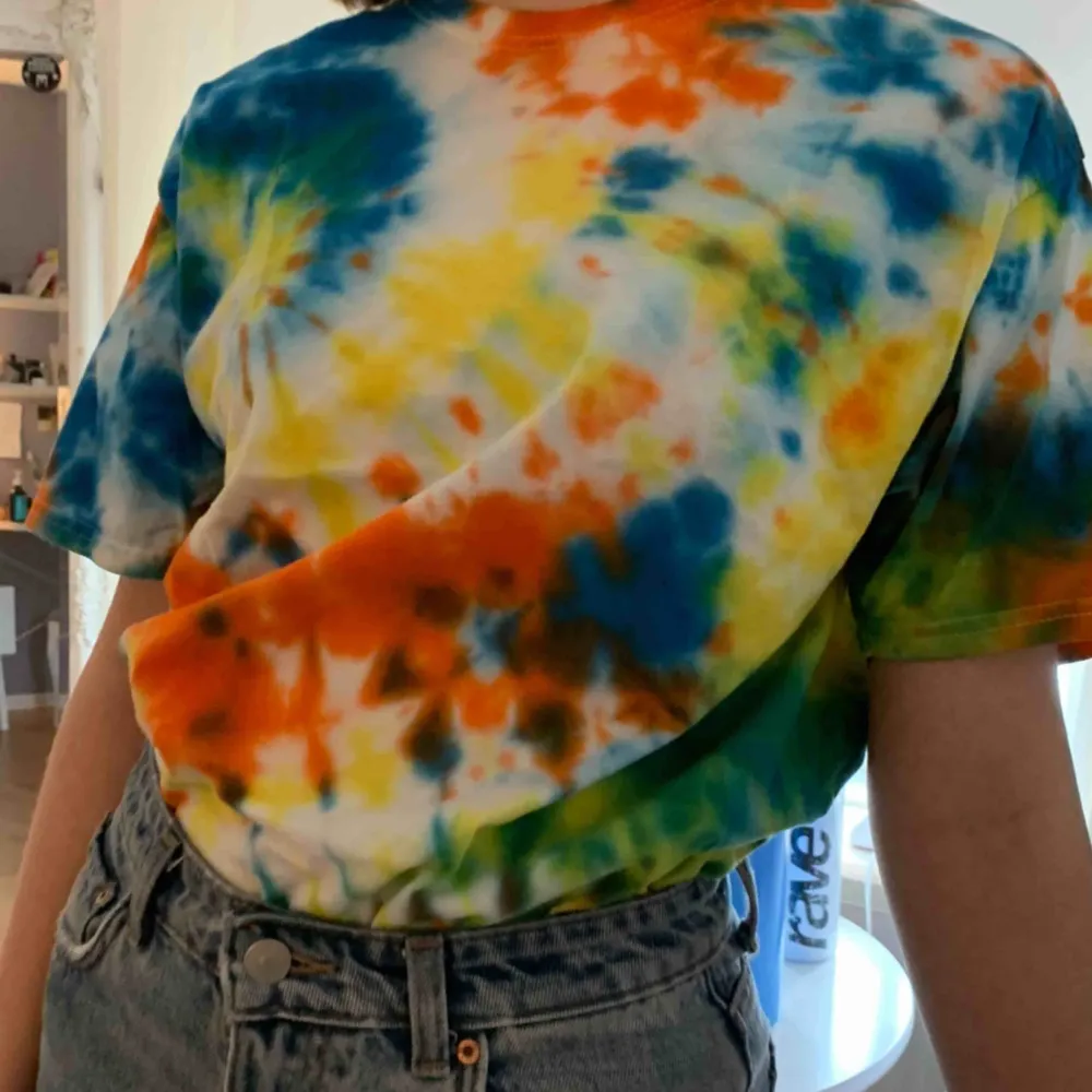 Tie dye tshirt köpt på Vinokilo i Göteborg 🥰 frakt ingår ej . T-shirts.