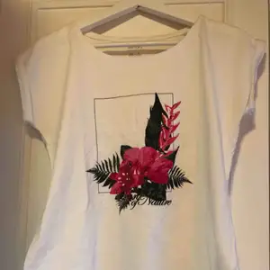 Fin vit T-shirt med blomstertryck! Endast använd fåtal gånger! 