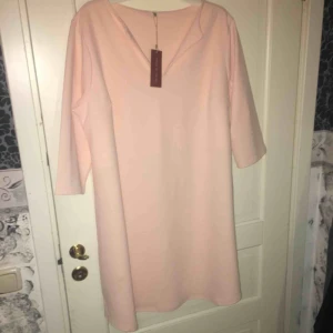  - Helt ny klänning med lappar kvar :)