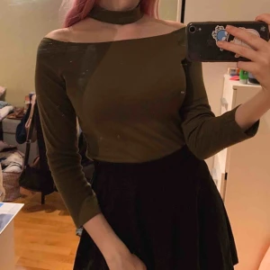  - Militärgrön off shoulder tröja med choker krage 