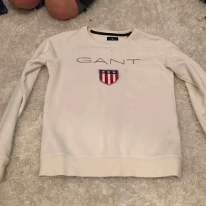  - Äkta men har 2 små fläckar på sig kanske går bort med blekningsmedel, 150kr + frakt 