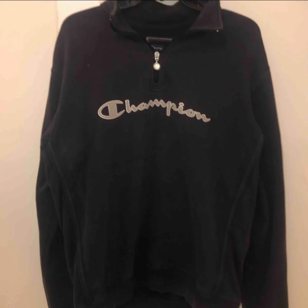 Sweatshirt från champion, lite urtvättad men endå skitsnygg. Hoodies.