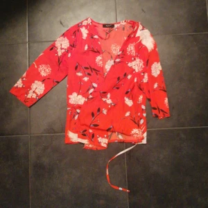  - Superfin, lite loose-fit blus från SisterS Point!! Älskar färgen och så fin på sommaren, tyvärr aningen för stor för mig som vanligtvis är S! :) 