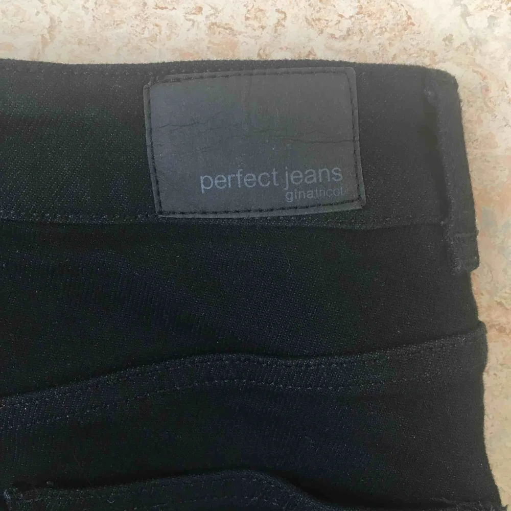 Säljer dessa svarta high waist jeans från Gina, avklippta nertill. De är använda ett fåtal gånger men i bra skick!✨Säljer pga av att de inte kommer till användning. Köpare står för frakt (kom med bud)💞. Jeans & Byxor.