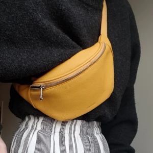 Väska - Såå cool väska i den finaste gula färgen från Don Donna, som ny! FRAKT INGÅR💞