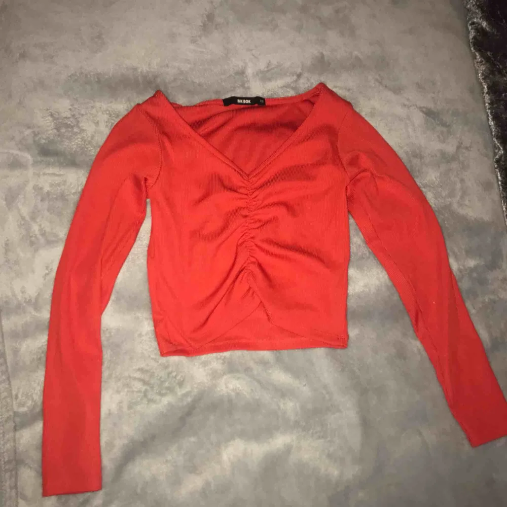 Asfin orange tröja från bikbok som passar XS-S, köparen står för frakt🧡🧡. Toppar.