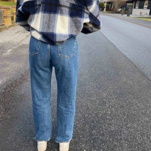  - Mörka jeans från weekday, använt ett fåtal gånger. Passar till allt.