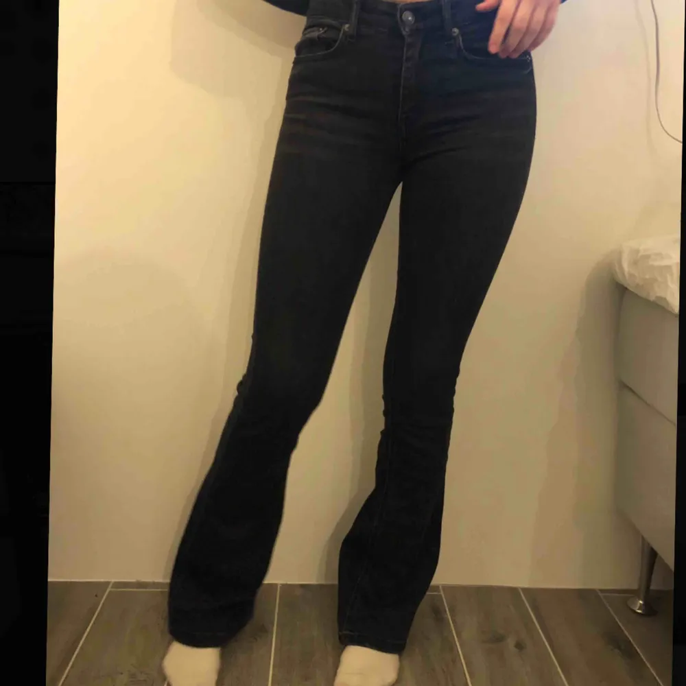 Grå/svarta bootcut jeans från zara i fint skick, strl 34. Säljer då det inte är min stil. Köparen står för frakt☺️. Jeans & Byxor.