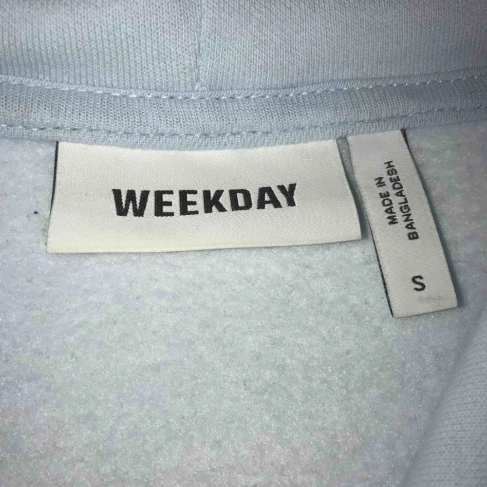 Hoddie från weekday storlek S men passar M lätt. Använd en gång. Väldigt len och jätte skön luva. Hoodies.