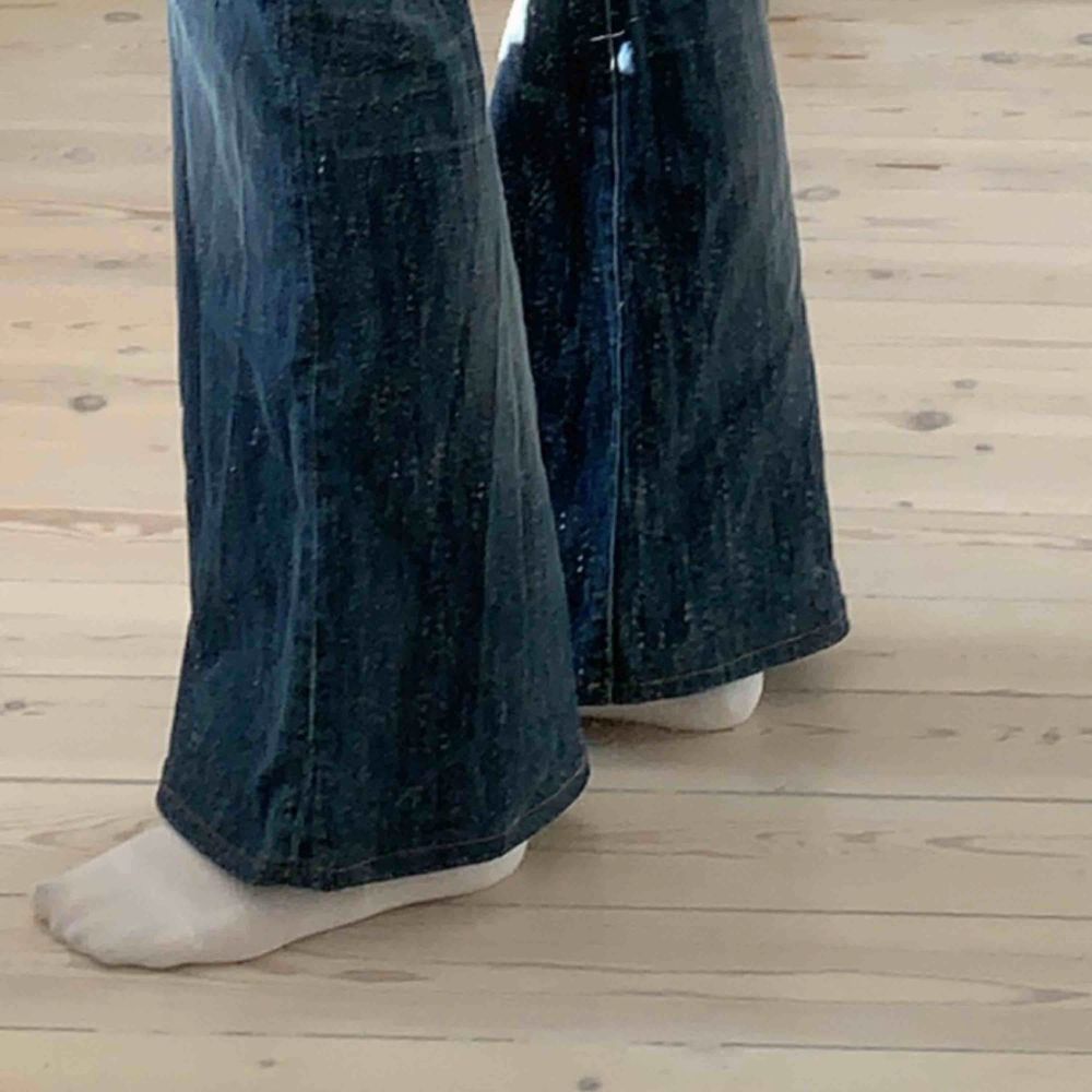 Stretchiga, supersköna bootcut jeans!! Jag är 170 och är perfekt längd för mig. Kan mötas upp i Stockholm eller så står köparen för frakt💙. Jeans & Byxor.