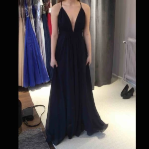  - Jättesnygg balklänning med öppen rygg! (Original pris 2500kr.) Använd endast 1 gång, men säljer pga att jag inte har någon användning utav den. Har slits. Knyts med hjälp av långa band. Möts gärna upp i Stockholm :) Annars är frakt 70kr