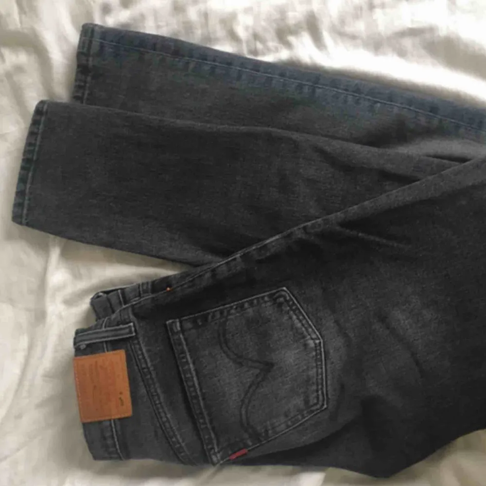 As coola grå levis jeans i modell 501, de sitter ej taight längst ner och är knappt använda så typ i ny skick. . Jeans & Byxor.