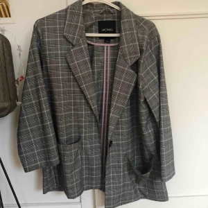  - Grå Blazer med rosa detaljer från Monki. Bra passform och skick. Inte så varm, men bra till våren och sommaren