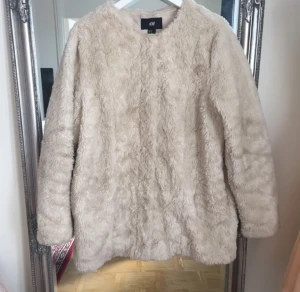 - Pälsjacka från H&M, använd en vinter. 